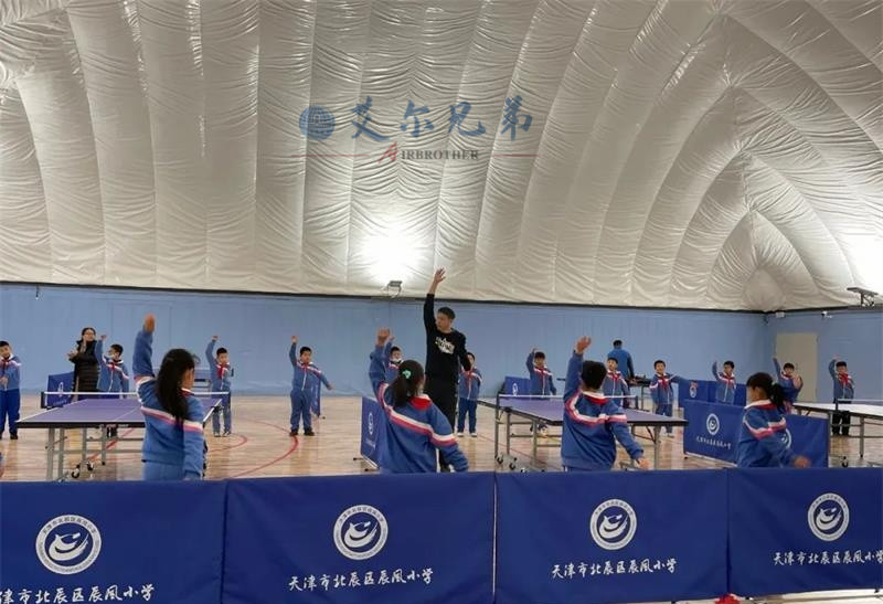學生們正在新體育館內上課