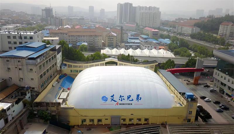不受場地限制，可以在樓頂上建設的充氣體育館